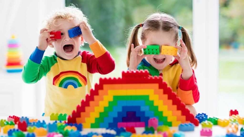 2 kids playing with legos