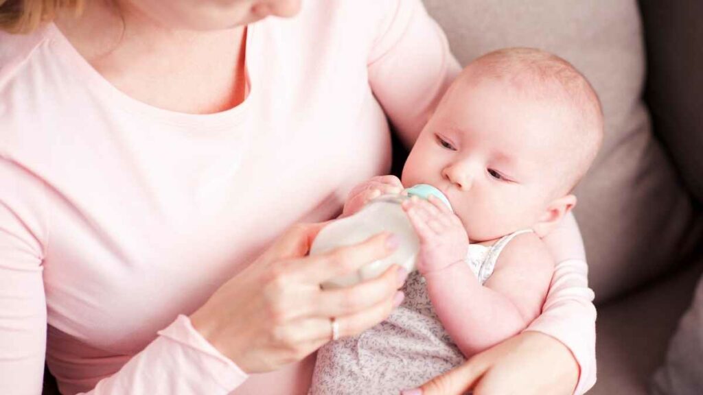 new mom bottle feeding